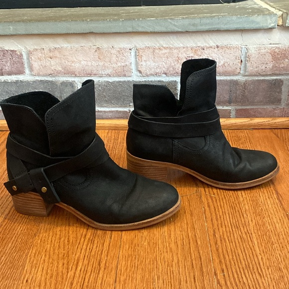 UGG Women's Elora Black Wrapped Leather Fashion Ankle Boots 1019148 6.5 - Picture 4 of 13